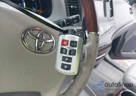 2011 Toyota Sienna Limited z USA, uszkodzony, nr VIN 5TDDK3DC8BS029389